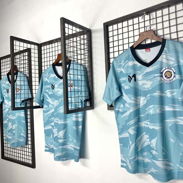 Hình ảnh thành phẩm áo bóng đá màu xanh MC