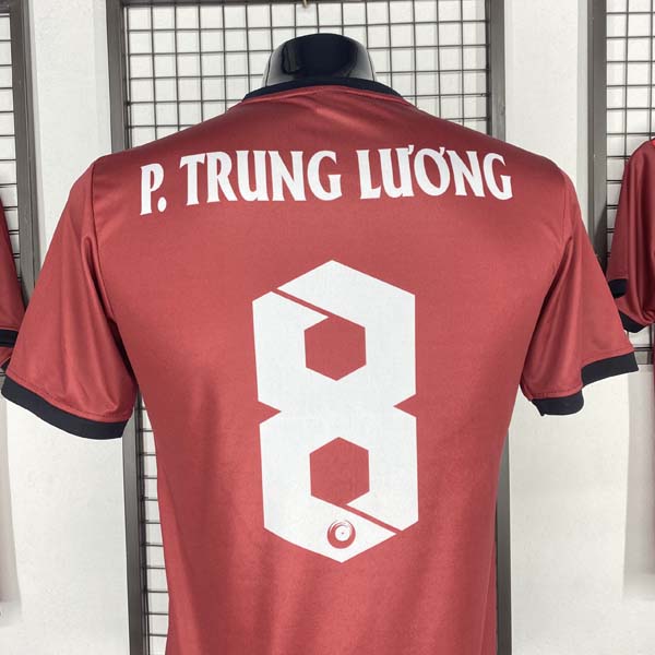 cận cảnh hình ảnh sắc nét của font số áo đấu màu đỏ