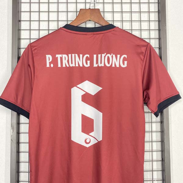 Áo bóng đá màu đỏ cùng bộ font số ấn tượng