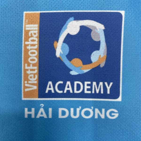 Cận cảnh logo mẫu áo đấu màu xanh ya