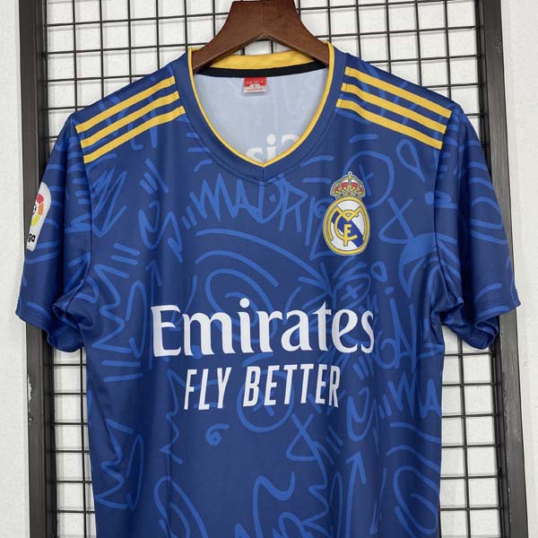 Thao tác sở hữu mẫu thành phẩm áo bóng đá CLB Real Madrid