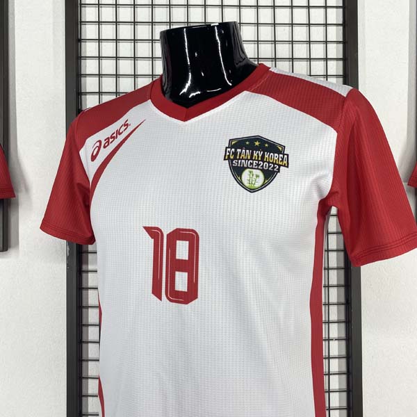 Logo áo thành phẩm màu trắng nổi bật nhất