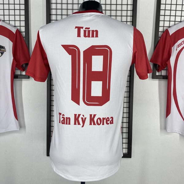 Mẫu font số được đặt ở thân sau áo đấu