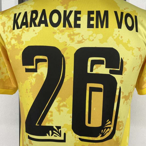 Áo đấu màu vàng sau may với font số siêu hót