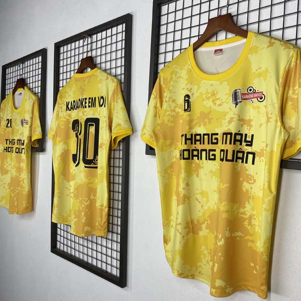 Áo đấu màu vàng sau may tại Thiago