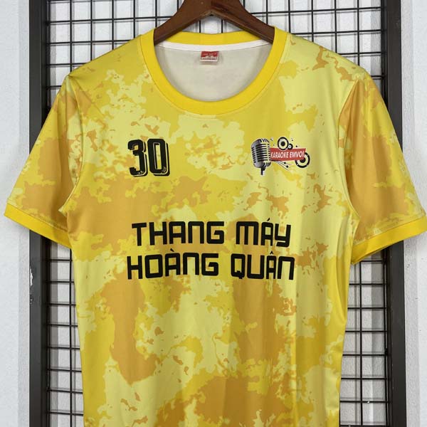 Cận cảnh áo đá banh màu vàng sau may