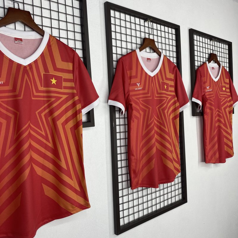 Thành phẩm sau may áo đấu đội tuyển Việt Nam màu đỏ