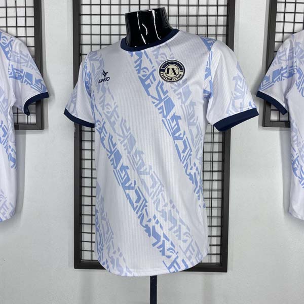 Bộ họa tiết ấn tượng trên thân trước của áo đấu