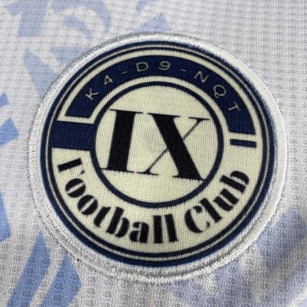 Thành phẩm áo đấu màu trắng với mẫu logo thêu chuyên nghiệp nhất