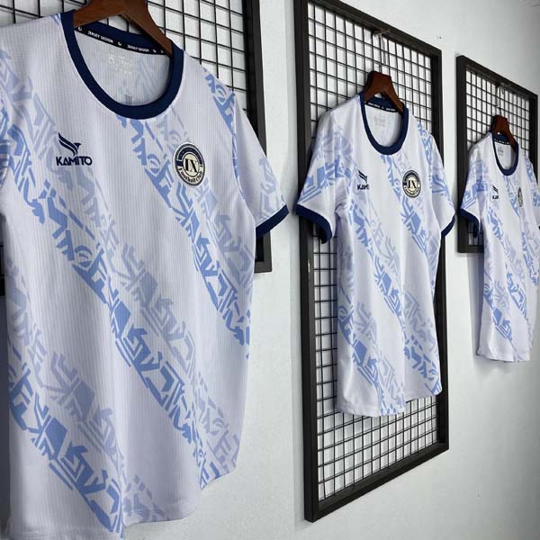 Cận cảnh vẻ bề ngoài áo đá bóng màu trắng tại Thiago