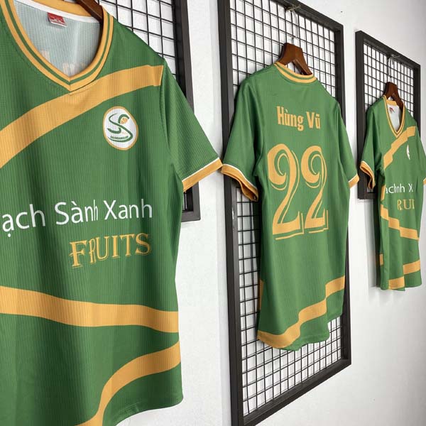 Áo bóng đá màu xanh két sau may độc lạ nhất